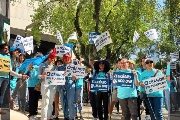 Activistas afuera del Senado exigen cambios en la ley de manejo de residuos