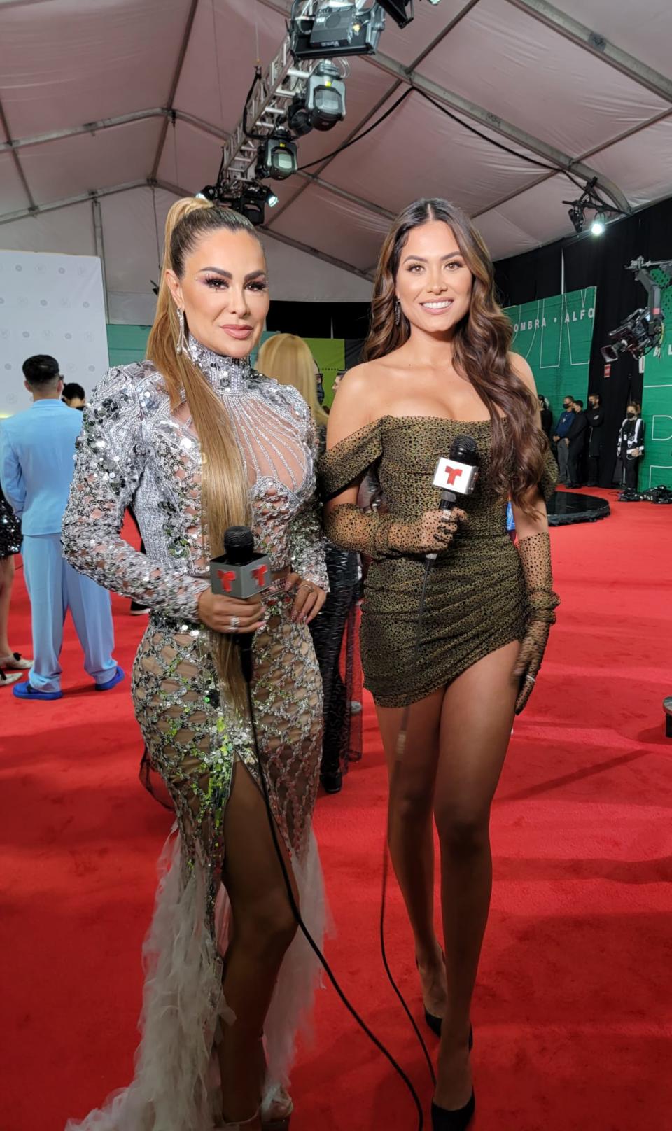 <p>La exmiss Universo 2020 asesorada por su Estilista Reading Pantaleón no defraudó con un minivestido en verde oliva estampado con diminutos lunares de The Wonderer Owl de la marca MDS The Label, con hombros descubiertos y sensual abertura en la pierna. Su cabello largo y suelto en ondas fue el complemento perfecto. Aquí la vemos guapísima al lado de Ninel Conde.</p>