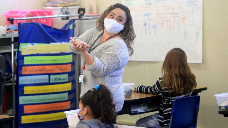 Christiana Velasco dirige su clase de tercer grado en una lección de ciencias sobre abejas y polinización en Georgia Brown Elementary School en Paso Robles.