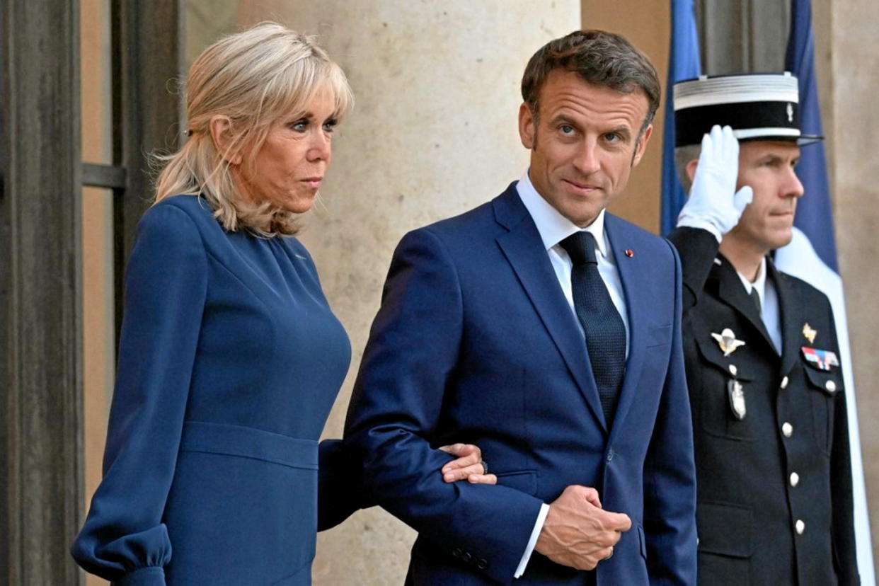 Le couple présidentiel est désormais porté sur une gamme de tee-shirts.   - Credit:EMMANUEL DUNAND / AFP