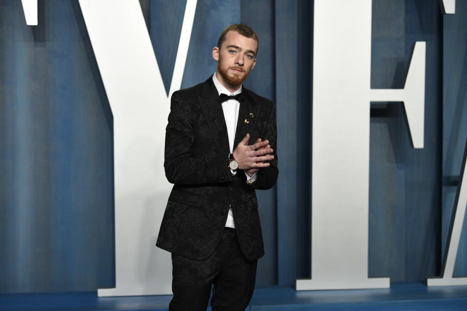 ARCHIVO - Angus Cloud llega a la fiesta de los Oscar de Vanity Fair el 27 de marzo de 2022, en el Wallis Annenberg Center for the Performing Arts en Beverly Hills, California. Cloud, el actor que interpretó al vendedor de drogas Fezco "Fez" O'Neill en la serie "Euphoria" de HBO ha fallecido. Tenía 25 años. La publicista de Cloud, Cait Bailey, dijo que Cloud murió el lunes en la casa de su familia en Oakland, California. No se informó la causa de muerte.(Foto Evan Agostini/Invision/AP, archivo)