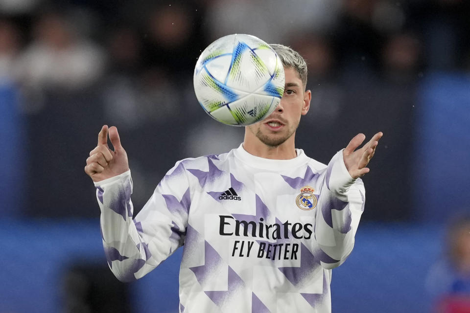 El uruguayo Federico Valverde, del Real Madrid, calienta antes del partido por la final de la Supercopa de la UEFA entre su club y el Eintracht Frankfurt en el Estadio Olímpico de Helsinki, Finlandia, el miércoles 10 de agosto de 2022. (AP Foto/Antonio Calanni)