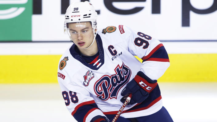 Connor Bedard&#39;s 2021-22 season is among the best ever in WHL history.  (THE CANADIAN PRESS IMAGES/Larry MacDougal)