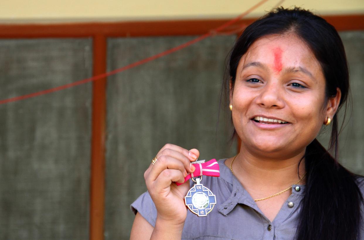 En esta fotografía tomada el 3 de abril de 2015, la alpinista india Arunima Sinha posa con su medalla Padma Shree en su residencia de Lucknow. (STRDEL/AFP vía Getty Images)