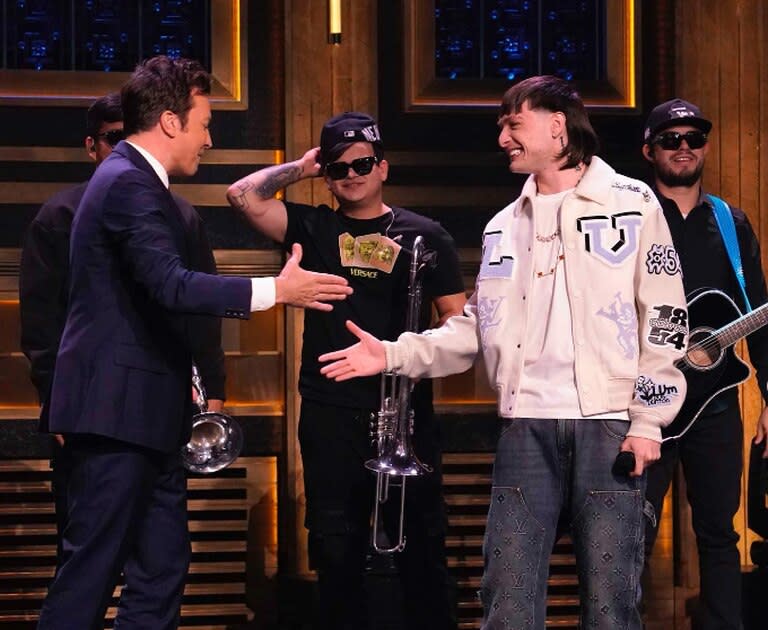 El mexicano Peso Pluma presentó su sencillo "Ella baila sola" en “The Tonight Show Starring Jimmy Fallon”