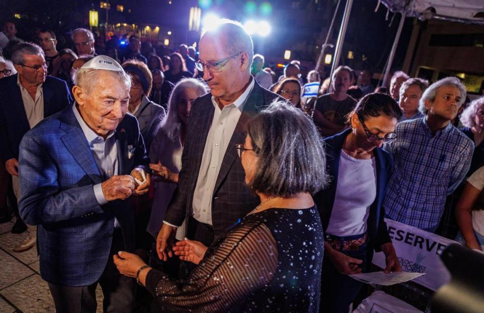 Miami-Dade County Mayor Daniella Levine Cava (right) and Miami Beach Mayor Dan Gelber (center) greet Holocaust survivor David Schaecter. Pedro Portal/pportal@miamiherald.com