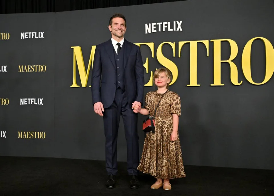 Bradley Cooper y su hija Lea, durante la presentación de 'Maestro' en diciembre de 2023