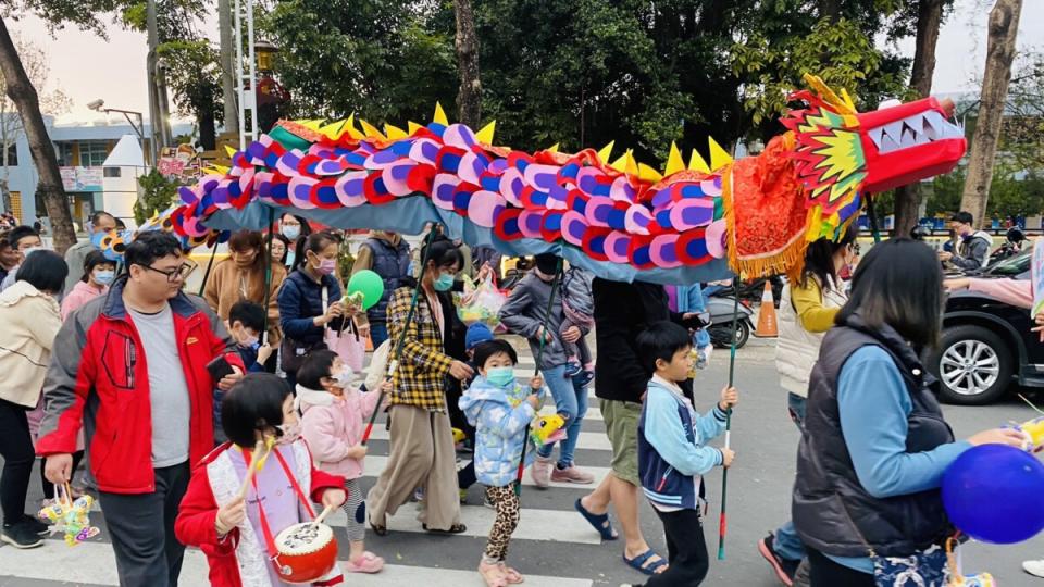 ▲北港鎮南陽國小附設幼兒園的學童自製舞龍，在千人踩街活動中成為亮點。(記者蘇峯毅拍攝)