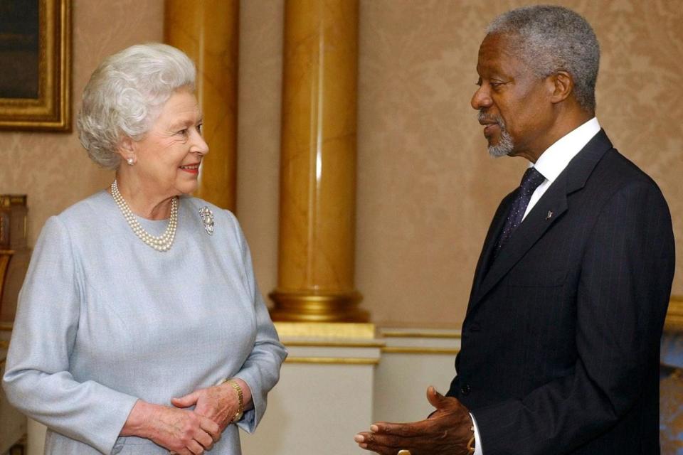 Kofi Annan pictured with the Queen in 2004 (AP)