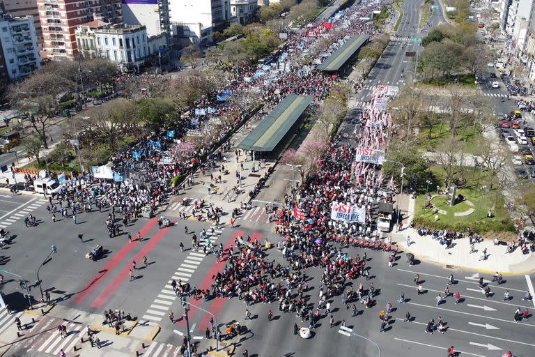 Distintas organizacoiones sociels cortan la 9 de Julio y marchan al Ministerio de Desarrollo Social