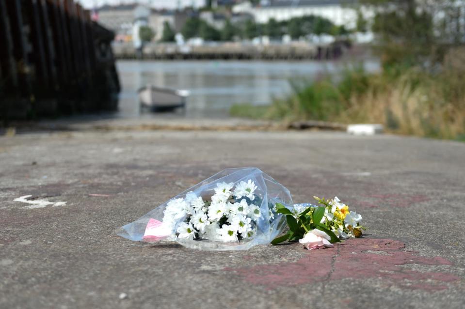 Des fleurs déposées à Nantes en hommage à Steve Maia Caniço le 3 août 2019 - JEAN-FRANCOIS MONIER / AFP