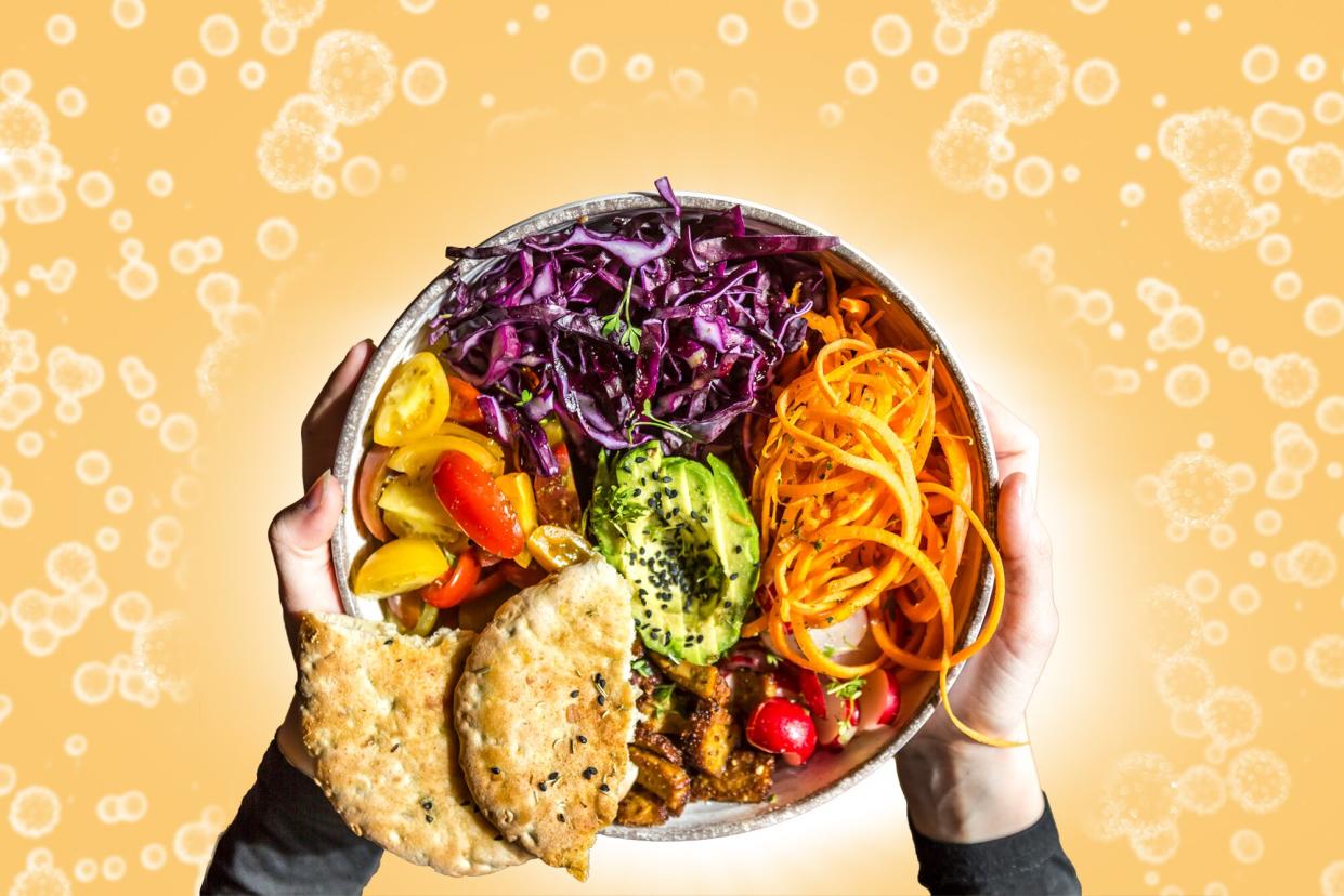 plant-based diet and covid risk study , Veggie bowl mit Tomaten, Tofu, Rotkohl, Avocado, Karotten, Radieschen, Kresse, schwarzem Sesam und Pita-Brot