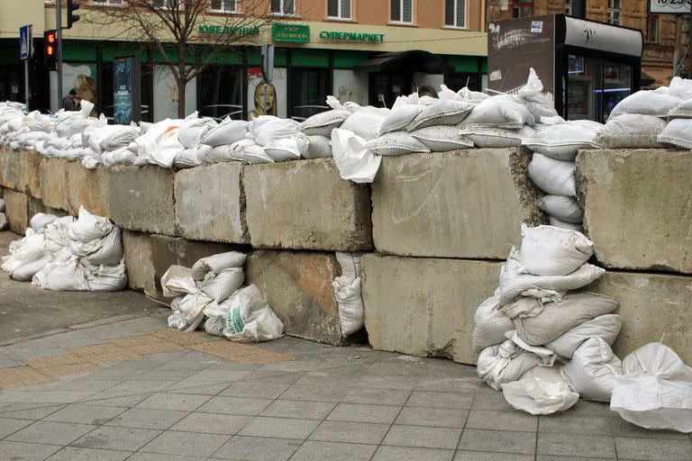 Barricadas hechas con sacos de arena y bloques de hormig&#xf3;n se ven en una de las calles centrales de la ciudad de Odessa el 10 de marzo de 2022.