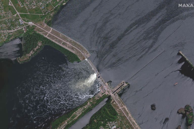 Esta imagen de satélite tomada el 28 de mayo de 2022, cortesía de Maxar Technologies, muestra una vista general de la presa de Khakovka, en el sur de Ucrania.