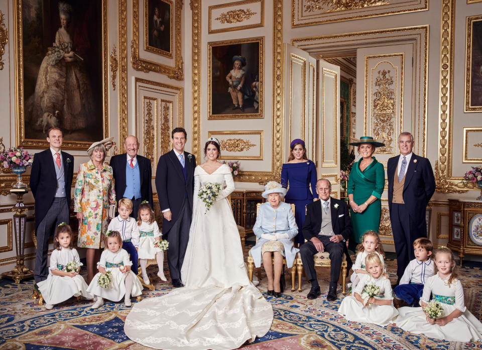 Links die Familie von Bräutigam Jack Brooksbank, rechts die Familie von Prinzessin Eugenie. Hinter der Queen und Prinz Philip steht Eugenies Schwester Prinzessin Beatrice. Daneben deren Eltern Sarah Ferguson und Prinz Andrew. Das Mädchen ganz links vorne ist Theodora „Teddy“ Williams, die Tochter von Popsänger Robbie Williams. (Bild: Reuters)