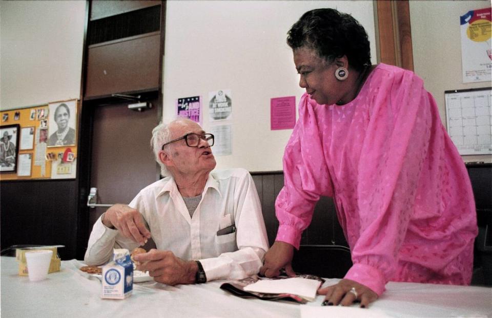 Callie Carney, director of the Women’s Civic Improvement Club, greets Howard Wilson, 81, during lunch at the Oak Park club in 1991.