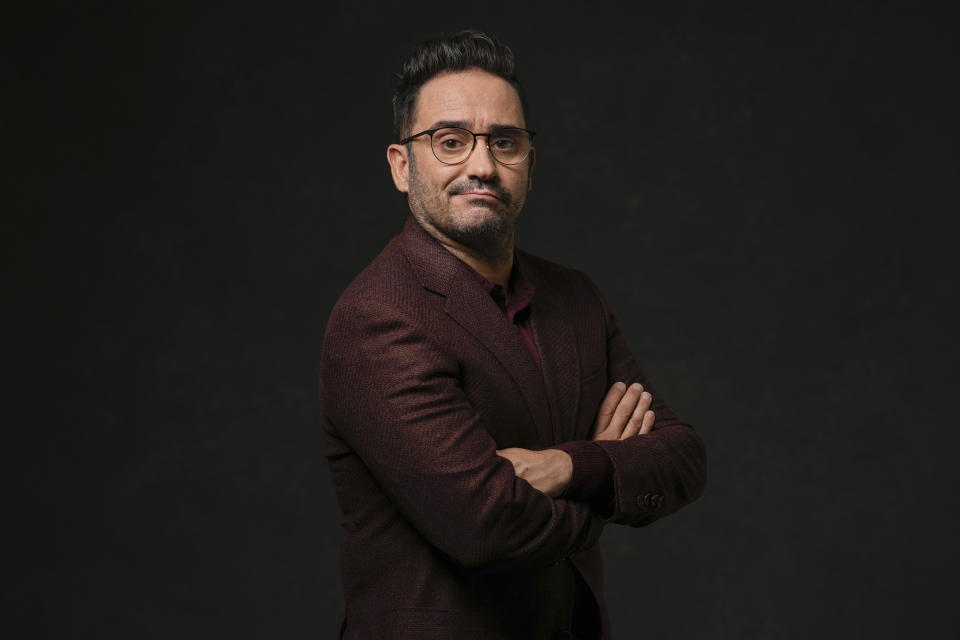 El director J. A. Bayona posa para un retrato para promover la película "La sociedad de la nieve" el viernes 27 de octubre de 2023, en Los Ángeles. (Foto AP/Ashley Landis)