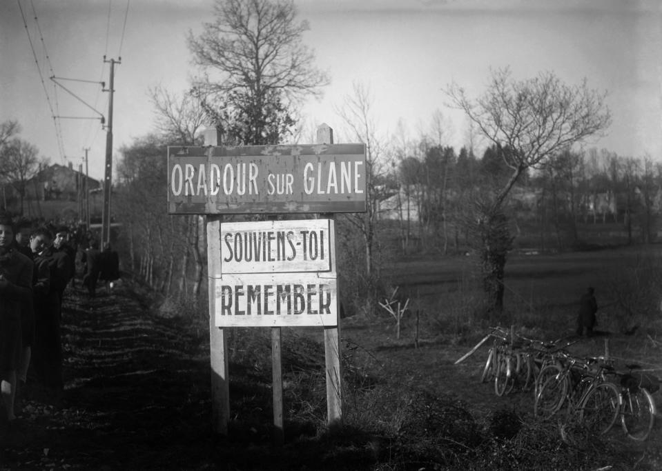 <span>Une photo prise après le massacre d'Oradour-sur-Glane à l'entrée du village</span><div><span>AFP</span></div>
