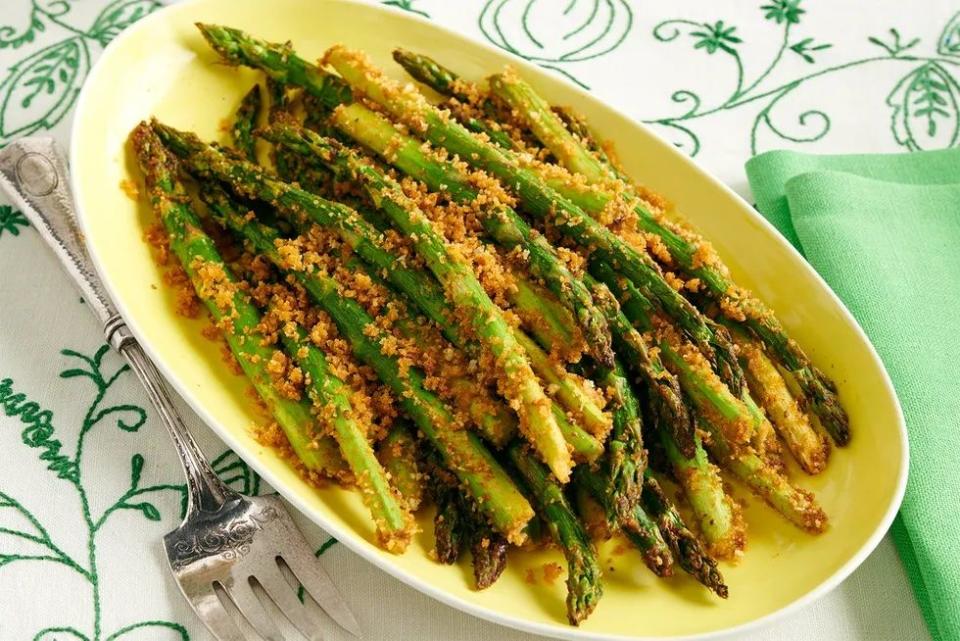 air fryer asparagus with breadcrumbs on yellow plate