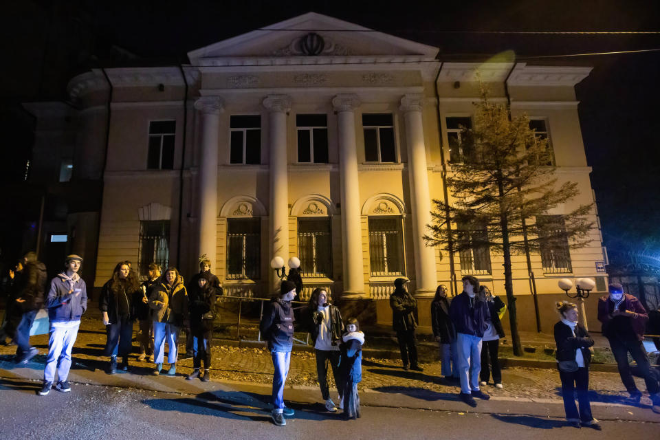 Demonstranten vor der iranischen Botschaft in Kiew (Bild: Oleksii Chumachenko/SOPA Images/LightRocket via Getty Images)