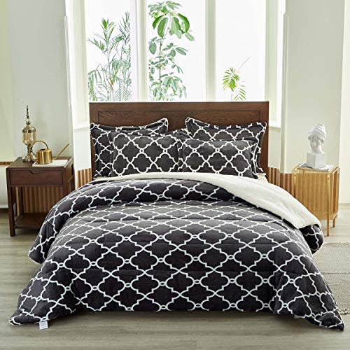 Uozzi Three-Piece Bedding Set (Amazon / Amazon)