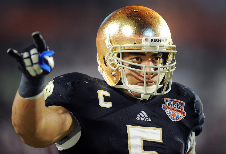 Te'o enrolled at Notre Dame in 2009. He was named second team All-American consecutively from 2009 to 2011. In 2012, Te'o earned multiple honors, including the Lombardi, Butkus, Maxwell, Chuck Bednarik and Walter Camp awards.