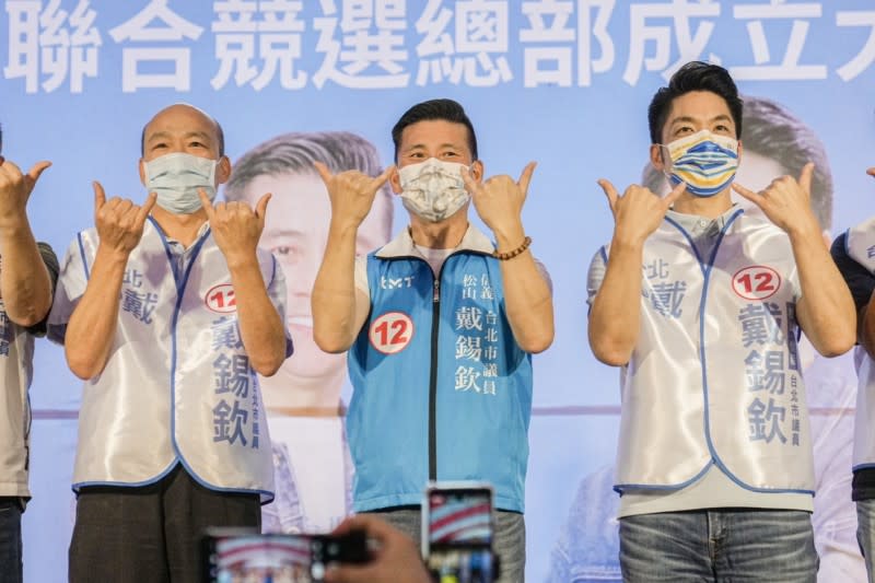 20221023-高雄市前市長韓國瑜（左一）23日為藍營議員候選人戴錫欽（中）、應曉薇等人輔選，並連續2天與國民黨台北市長候選人蔣萬安（右一）同台。（蔣萬安競選辦公室提供）