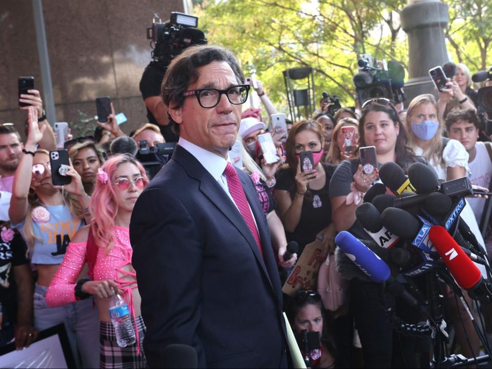 El abogado de Britney Spears, Matthew Rosengart, habla con los medios y activistas de #FreeBritney después de la audiencia del 29 de septiembre del 2021 en Los Ángeles (Kevin Winter/Getty Images)