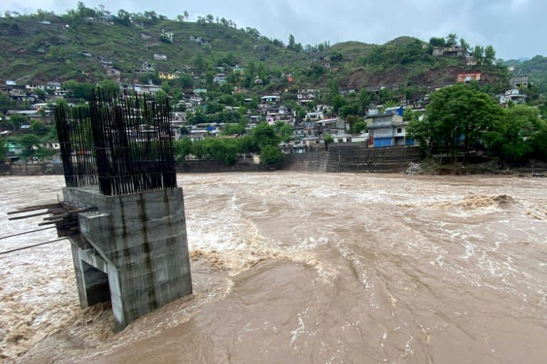 El río Jhelum, desbordado por las intensas lluvias a su paso por Muzaffarabad, en Pakistán, el 29 de abril de 2024 (Sajjad Qayyum)