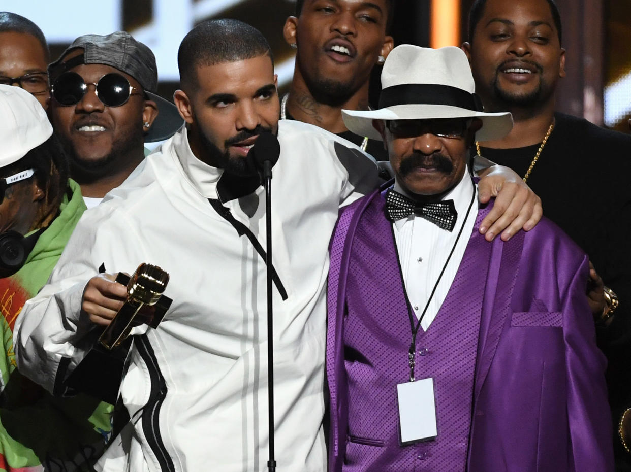 LAS VEGAS, NV - MAY 21:  Recording artist Drake (L) accepts the Top Artist award with his father Dennis Graham during the 2017 Billboard Music Awards at T-Mobile Arena on May 21, 2017 in Las Vegas, Nevada.  (Photo by Ethan Miller/Getty Images)