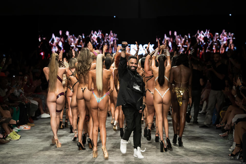 Designer Joel Alvarez mit seinen Tape-Models bei der Miami Swim Week. (Bild: Jason Koerner/Getty Images)