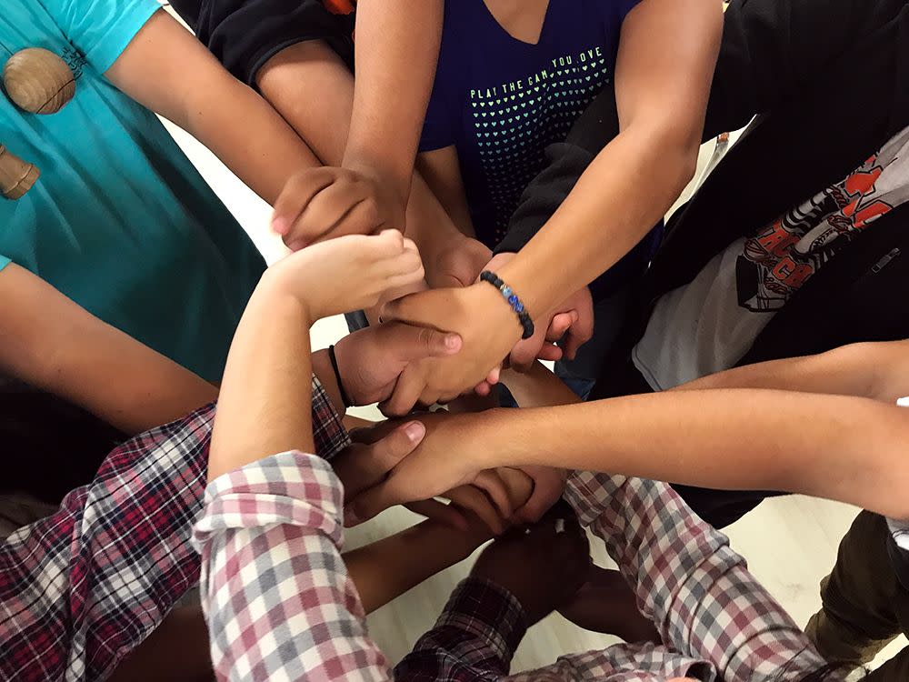 Students at Taos High in New Mexico work together to untie a “human knot” during an icebreaker led by seniors during the school’s 2018 EQ Retreat.