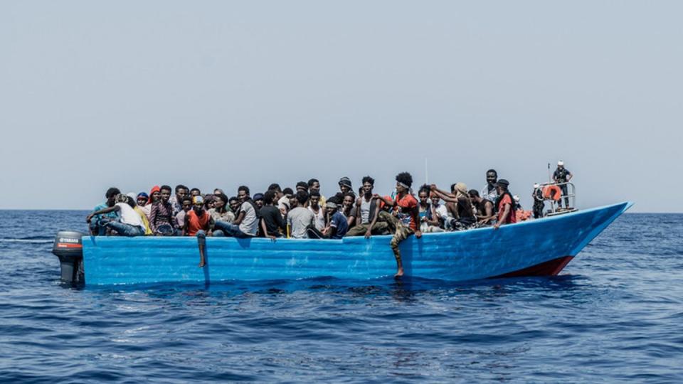 Menschen sitzen in einem Schlauchboot. Die «Ocean Viking» kam am Samstagmorgen nach eigenen Angaben mehr als 50 Menschen in der libyschen Such- und Rettungszone zu Hilfe.