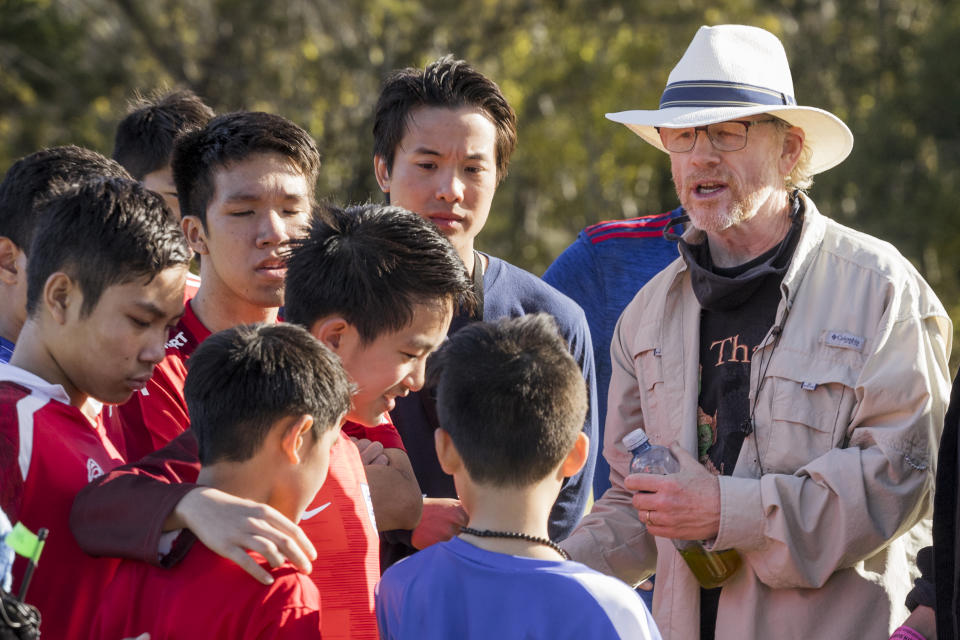 En esta imagen difundida por Metro Goldwyn Mayer Pictures, el director Ron Howard, a la derecha, en el set de "Thirteen Lives". (Vince Valitutti/Metro Goldwyn Mayer Pictures vía AP)