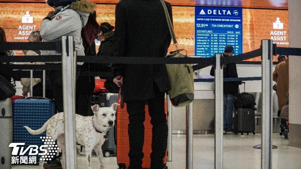 在機場排隊等候安檢登機的美國民眾。（圖／達志影像美聯社）