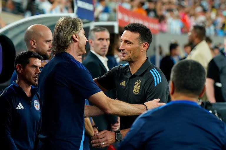 Ricardo Gareca se saluda con Scaloni en el partido que la Argentina le ganó a Chile en la Copa América.