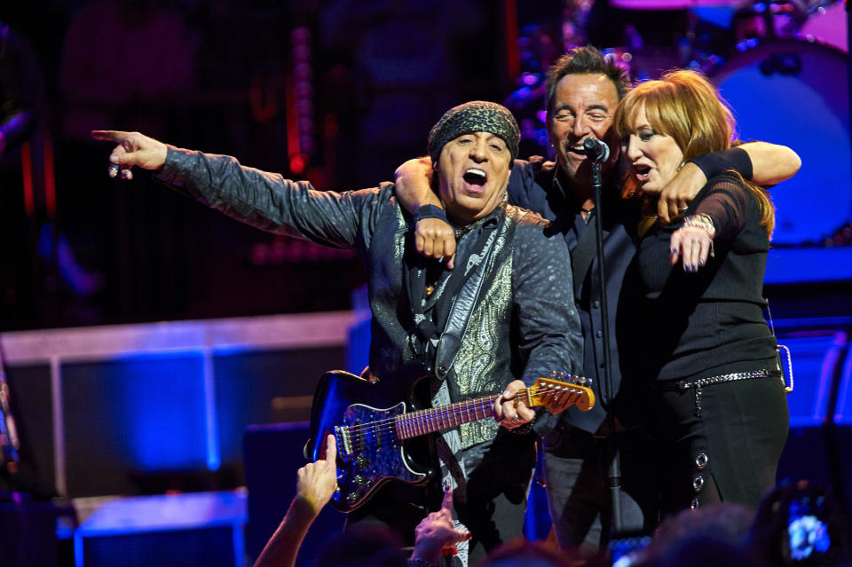 Bruce Springsteen, en el centro, Stevie Van Zandt, a la izquierda, y Patti Scialfa tocan con la E Street Band en el Madison Square Garden de Nueva York el 27 de enero del 2016. Springsteen lanzó su más reciente álbum, "Letter To You", el 23 de octubre del 2020. (Foto por Robert Altman /Invision/AP, Archivo)