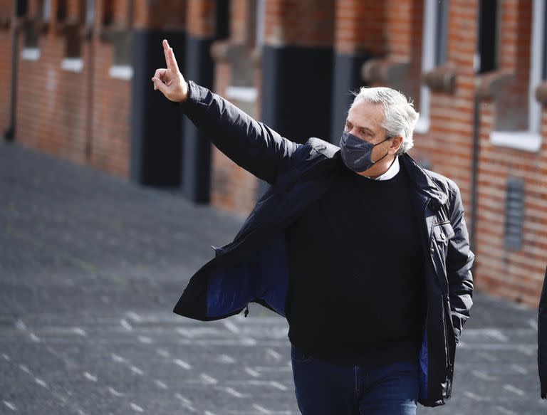 El presidente de Argentina, Alberto Fernández, hace la señal de "victoria" después de emitir su voto para las elecciones primarias, en Buenos Aires, Argentina, el domingo 12 de septiembre de 2021. (Foto AP/Marcos Brindicci).