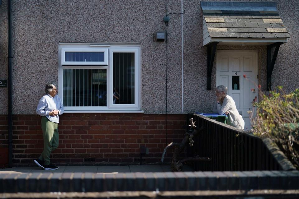 Neighbours talk over the fence in West Bromwich (Getty Images)