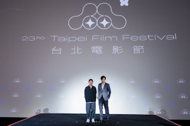 導演廖明毅（左）與台北電影節影展大使邱澤出席形象廣告首映會。（台北電影節提供）