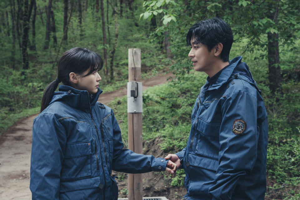 This image released by iQiyi shows Gianna Jun as Seo Yi-gang, left, and Ju Ji-hoon as Kang Hyun-jo in a scene from "Jirisan." South Korean superstar Gianna Jun portrays a mountain ranger dealing with natural disasters while solving mysterious events in Jiri Mountain. (iQiyi via AP)