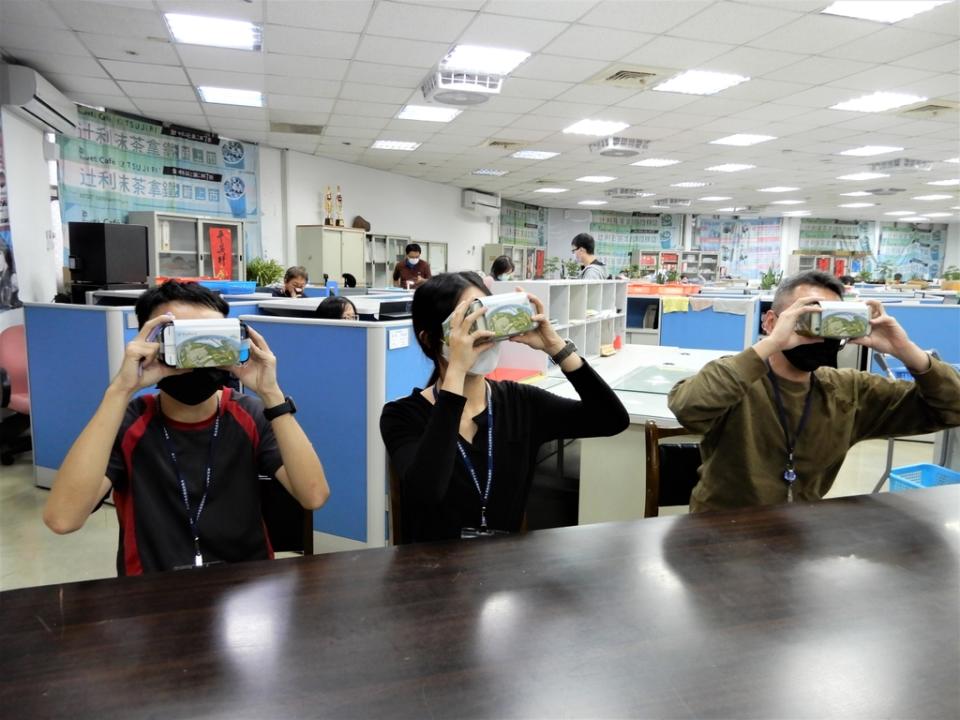 《圖說》新北環保局首創稽查實地演訓，結合VR技術以360度環景攝影機錄製訓練情境影片，讓同仁更熟悉蒐證。〈環保局提供〉