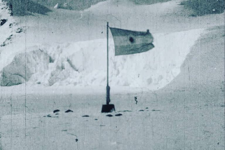 Una foto histórica de la bandera Argentina en la Antártida