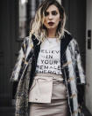 Sogar andere Designer wie Dorothee Schumacher nutzen die Dior-Shirts in ihrer eigenen Show. Die deutsche Modeschafferin zeigte ihre Interpretation des Trump-Protestes auf der Berlin Fashion Week und skandierte: "Glaub an deine weibliche Energie." (Bild-Copyright: Instagram/dorotheeschumacher)