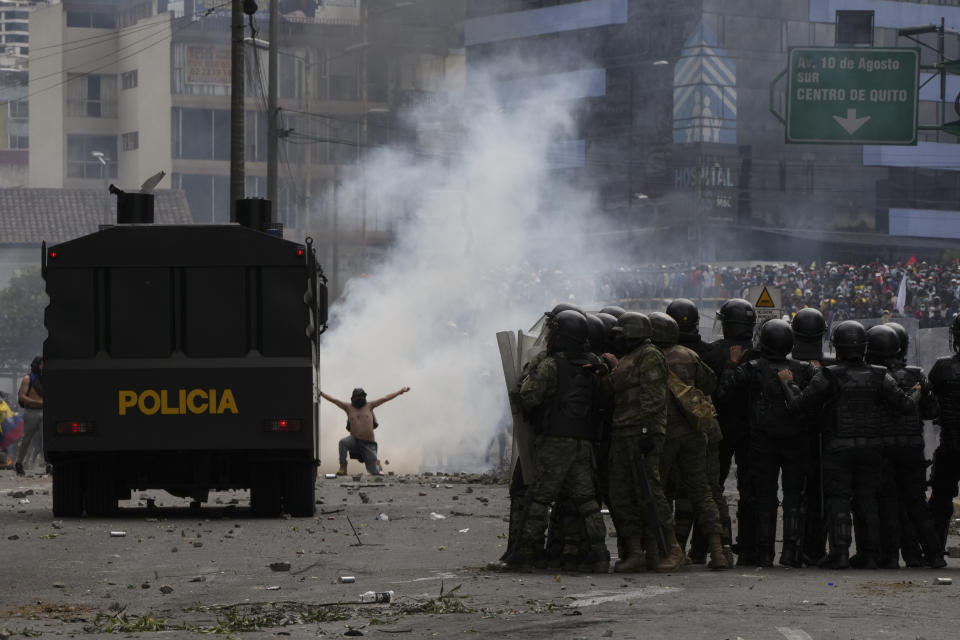 Manifestantes se encuentran con la policía durante protestas contra el gobierno del presidente Guillermo Lasso en Quito, Ecuador, el martes 21 de junio de 2022. (AP Foto/Dolores Ochoa)