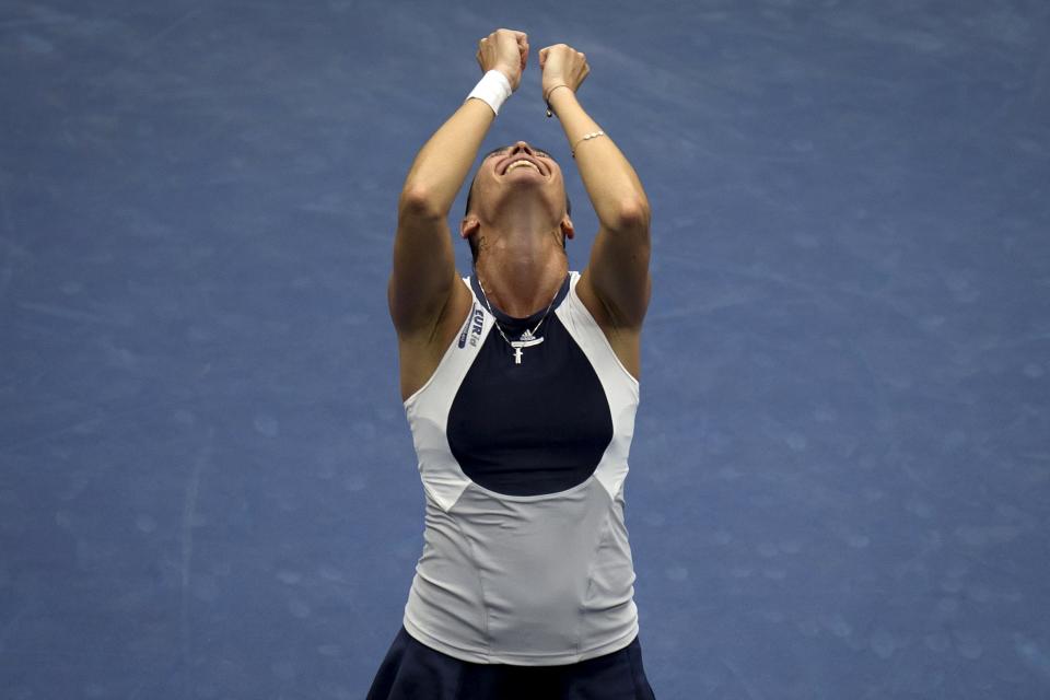 Flavia Pennetta of Italy throws her hands up in the air after defeating compatriot Roberta Vinci to win the women's singles final match at the U.S. Open tennis tournament in New York, September 12, 2015. REUTERS/Carlo Allegri TPX IMAGES OF THE DAY