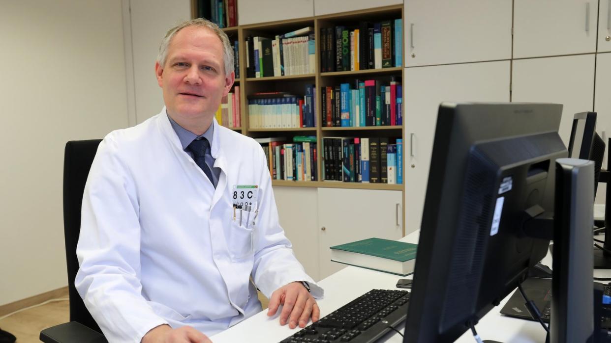 Alexander Storch ist Chef der Neurologischen Klinik an der Universitätsmedizin Rostock. Foto: Bernd Wüstneck