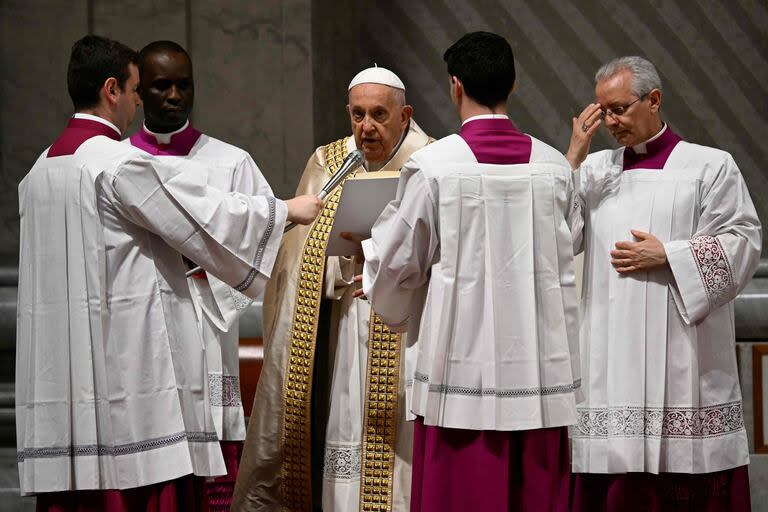 El papa Francisco preside el servicio de oración de Vísperas el día de la Ascensión de Jesucristo, el 9 de mayo de 2024, en la basílica de San Pedro en el Vaticano