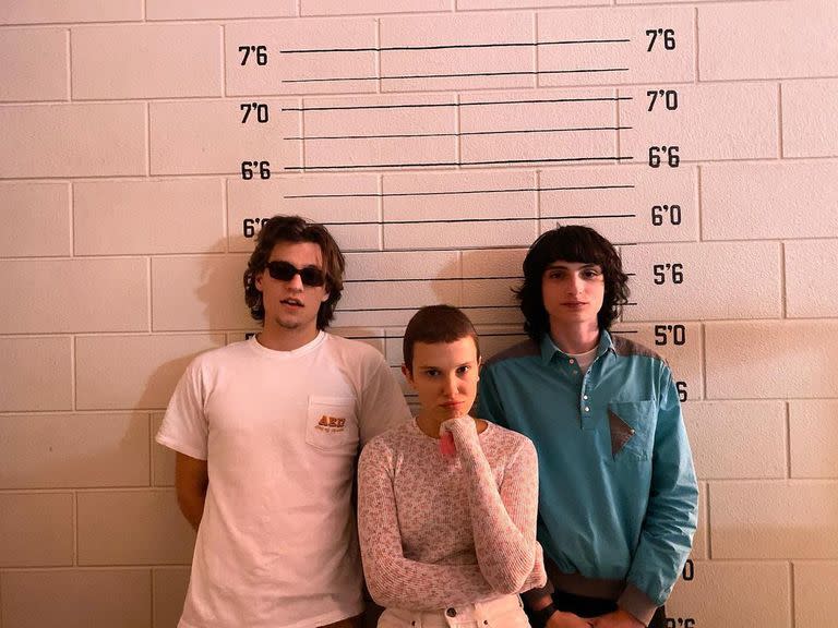 Millie Bobby Brown junto a su amigo y a su novio