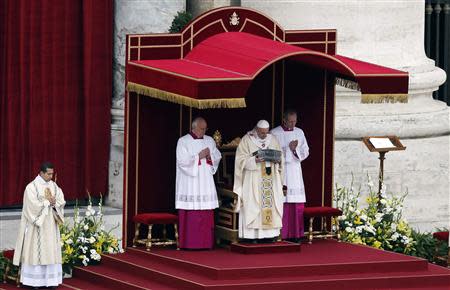 Pope Francis holds the relics of the Apostle Peter on the altar during a mass at St. Peter's Square at the Vatican November 24, 2013. REUTERS/Stefano Rellandini